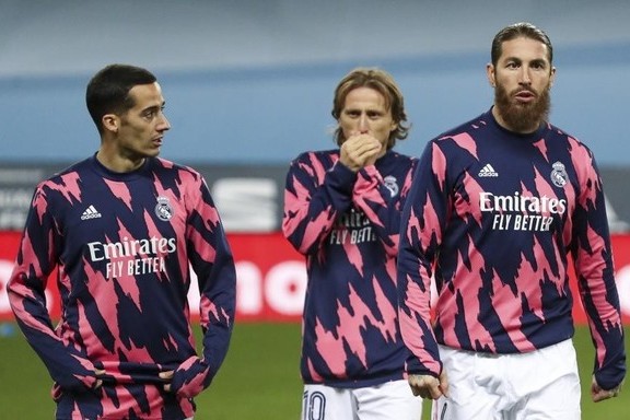 Новость на сайте FondoRuso.ru /assets/img//news/2021/2021-01-27-58-sergio-ramos-y-lucas-vazquez.jpg