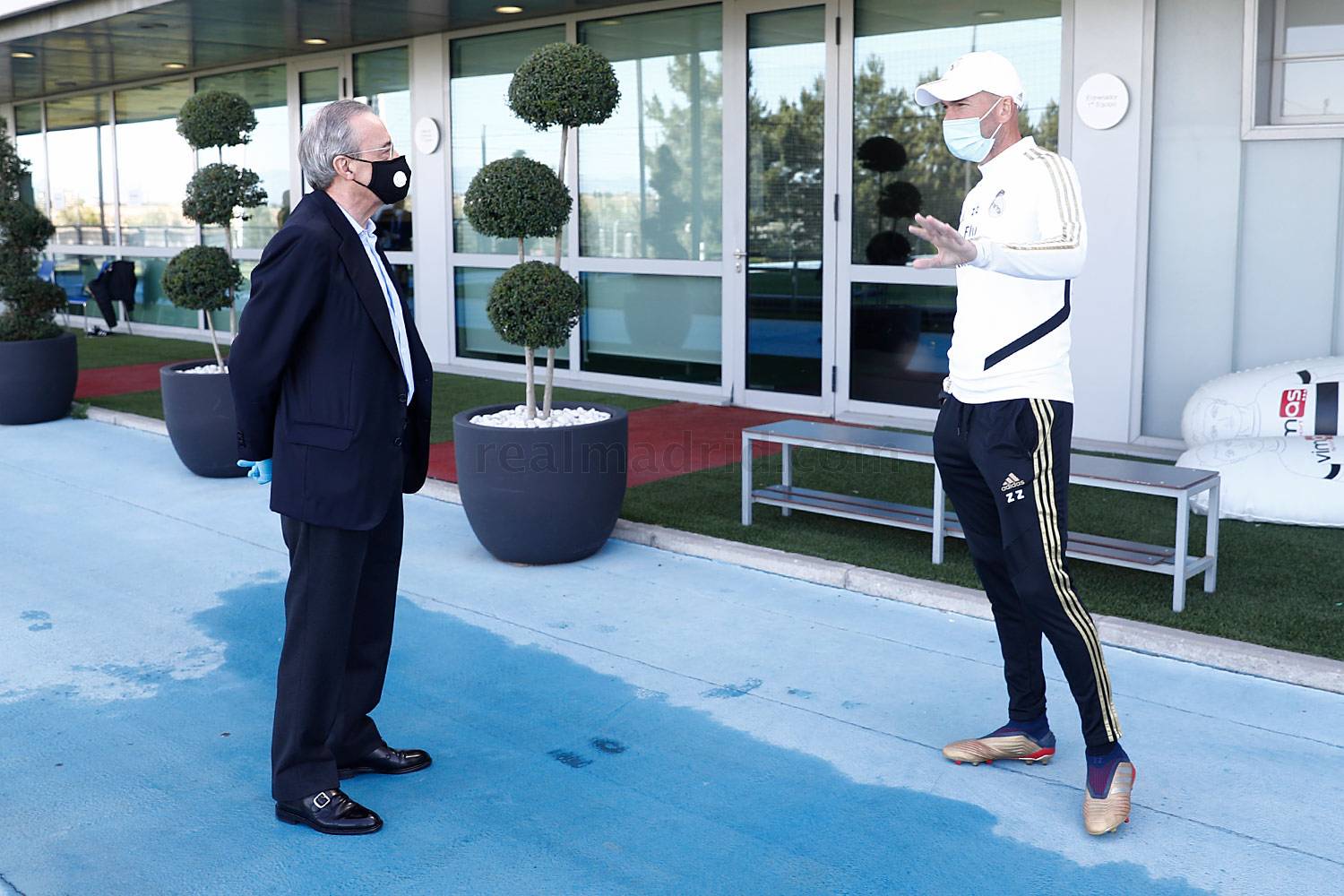 Новость на сайте FondoRuso.ru /assets/img/news/2020/2020-05-25-perez-y-zidane.jpg