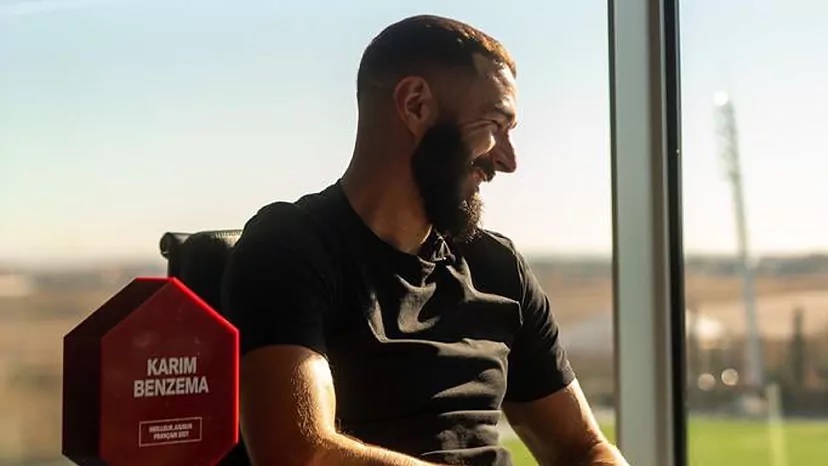 Бензема обошел Мбаппе по мнению издания France Football